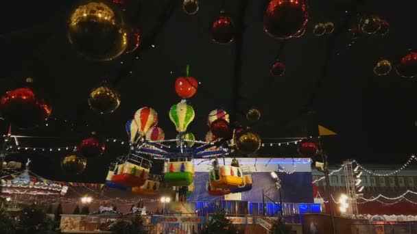 Karussell auf Weihnachtsmarkt — Stockvideo