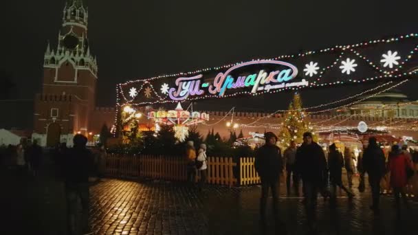 Lidé zúčastnit vánoční trh na Rudém náměstí — Stock video