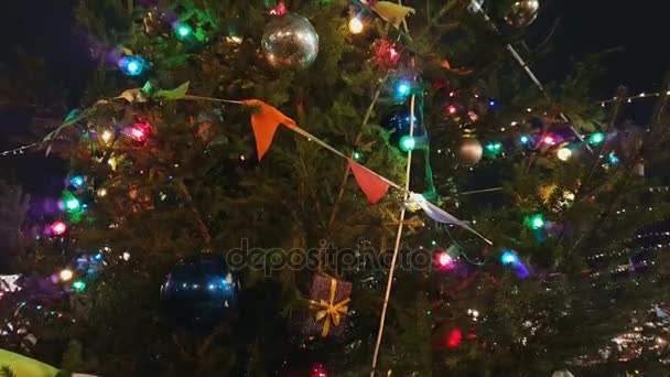 Kerstboom in de openlucht markt — Stockvideo