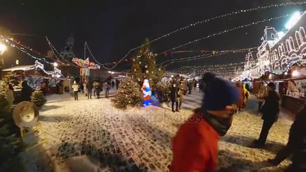 Menschen besuchen Weihnachtsmarkt am Roten Platz — Stockvideo