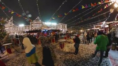 İnsanlar Noel pazarı Kızıl Meydan, katılmak