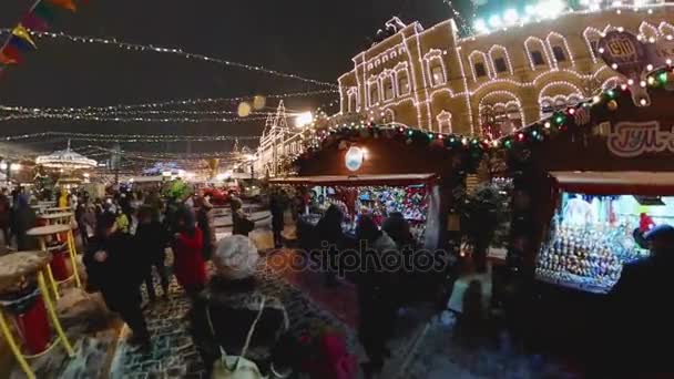 Lidé zúčastnit vánoční trh na Rudém náměstí — Stock video