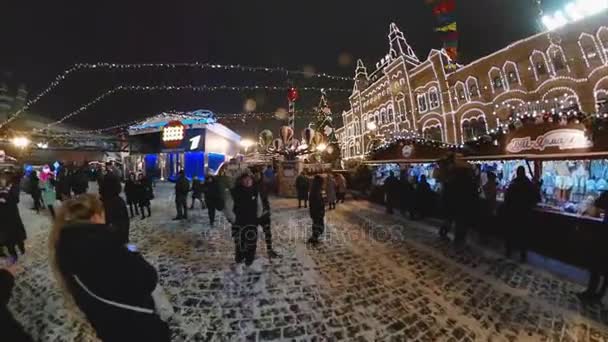 Люди посещают Рождественский рынок на Красной площади — стоковое видео