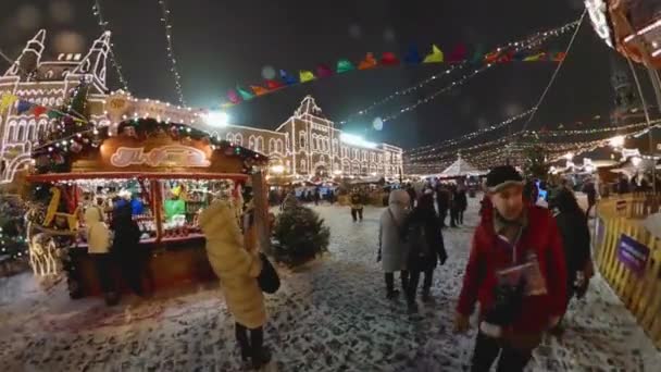 As pessoas frequentam o Mercado de Natal na Praça Vermelha — Vídeo de Stock