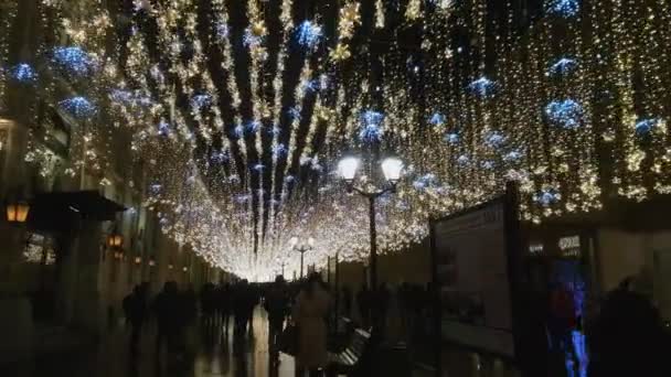 Rua é decorada com iluminação para o Natal — Vídeo de Stock