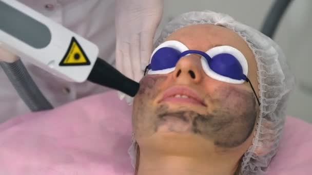 Genç kadın kozmetik kliniğinde işlemi sırasında — Stok video