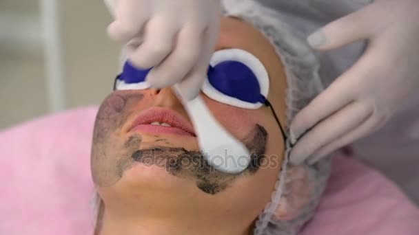 Mladá žena během procedury v kosmetologii kliniky — Stock video