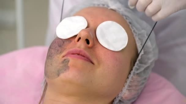Mujer joven durante el procedimiento en la clínica de cosmetología — Vídeo de stock