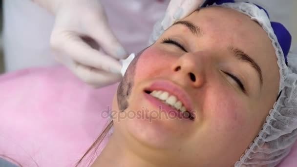 Jonge vrouw tijdens de procedure in de cosmetologie kliniek — Stockvideo