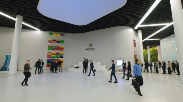 Mensen wonen Skolkovo Campus — Stockvideo