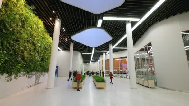 Persone frequentano Skolkovo Campus — Video Stock