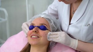 Genç kadın kozmetik kliniğinde işlemi sırasında