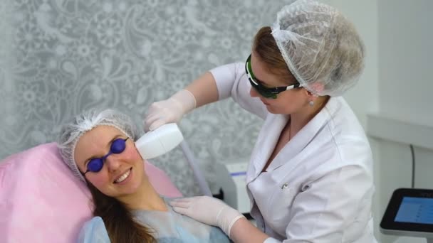 Mujer joven durante el procedimiento en la clínica de cosmetología — Vídeos de Stock