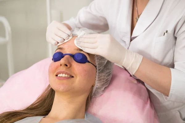 Jovem durante o procedimento na clínica de cosmetologia — Fotografia de Stock