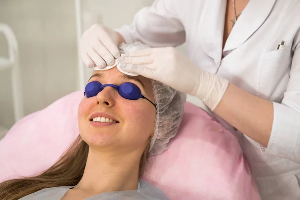 Jovem durante o procedimento na clínica de cosmetologia — Fotografia de Stock