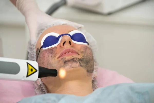 Jovem durante o procedimento na clínica de cosmetologia — Fotografia de Stock