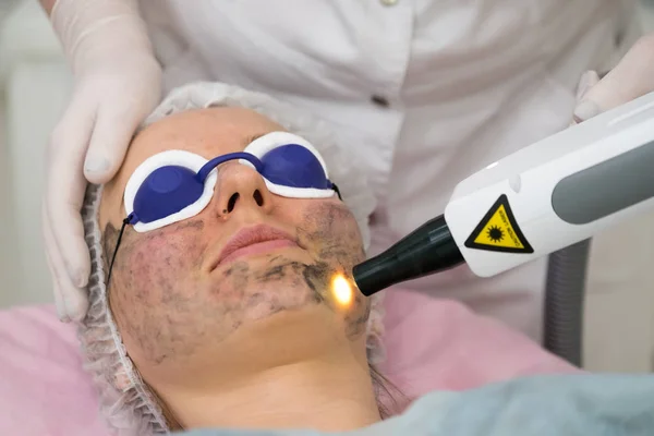 Молодая женщина во время процедуры в косметологической клинике — стоковое фото