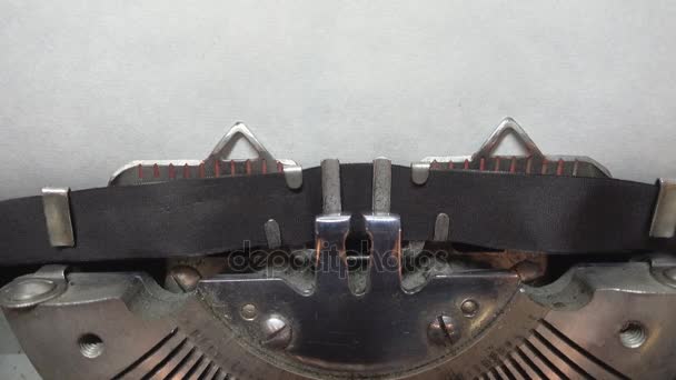 Escribir texto en la máquina de escribir — Vídeos de Stock