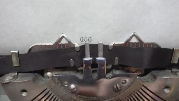 Escribir texto en la máquina de escribir — Vídeo de stock