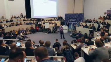 İnsanlar Skolkovo Kampüsü'ndeki Kripto alanı etkinliğine katılın