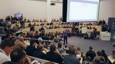 İnsanlar Skolkovo Kampüsü'ndeki Kripto alanı etkinliğine katılın