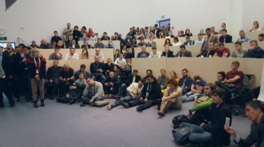 İnsanlar Skolkovo Kampüsü'ndeki Kripto alanı etkinliğine katılın