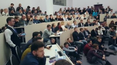 İnsanlar Skolkovo Kampüsü'ndeki Kripto alanı etkinliğine katılın