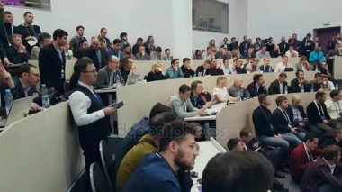 İnsanlar Skolkovo Kampüsü'ndeki Kripto alanı etkinliğine katılın