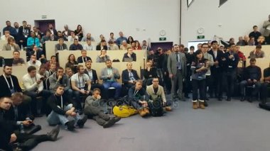 İnsanlar Skolkovo Kampüsü'ndeki Kripto alanı etkinliğine katılın