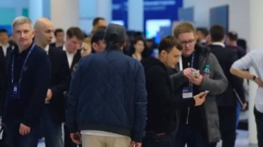 İnsanlar Skolkovo Kampüsü'ndeki Kripto alanı etkinliğine katılın