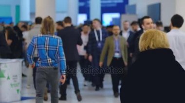 İnsanlar Skolkovo Kampüsü'ndeki Kripto alanı etkinliğine katılın