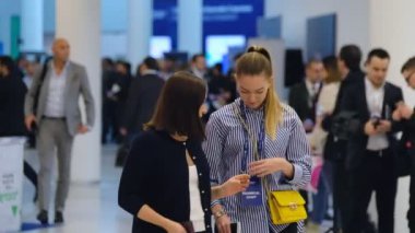 İnsanlar Skolkovo Kampüsü'ndeki Kripto alanı etkinliğine katılın