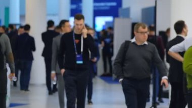 İnsanlar Skolkovo Kampüsü'ndeki Kripto alanı etkinliğine katılın