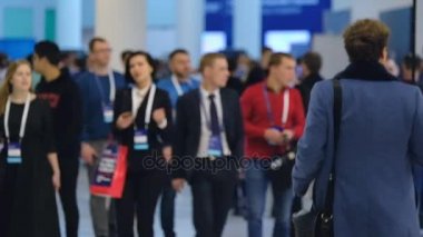 İnsanlar Skolkovo Kampüsü'ndeki Kripto alanı etkinliğine katılın