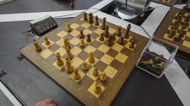 Игра в шахматы с роботом — стоковое видео