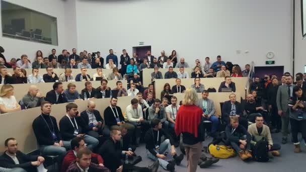 La gente asiste al evento Crypto Space en Skolkovo Campus — Vídeos de Stock