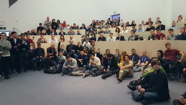 Люди посещают Crypto Space event в кампусе "Сколково" — стоковое видео