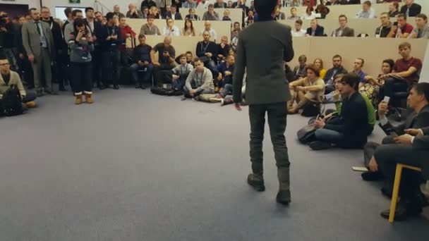 Mensen wonen Crypto ruimte evenement op de Skolkovo Campus — Stockvideo