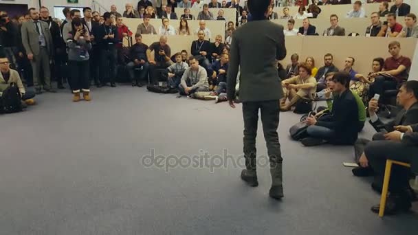 Menschen besuchen Krypto-Weltraum-Event auf dem skolkovo Campus