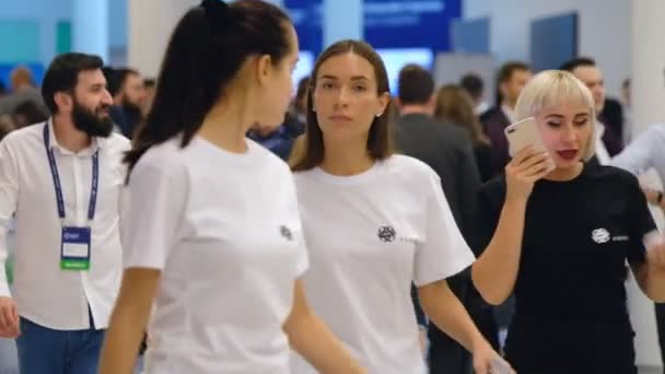 Mensen wonen Crypto ruimte evenement op de Skolkovo Campus — Stockvideo