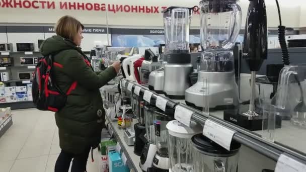 Młoda kobieta wybiera miksera w supermarkecie gospodarstwa domowego — Wideo stockowe