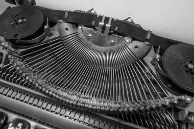 Daktilo ile boş kağıt yüklü kullanıma hazır