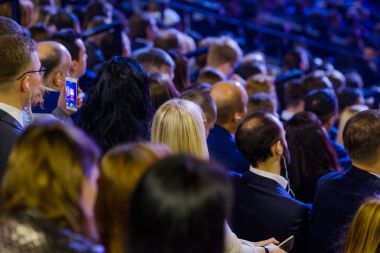 İnsanlar iş konferans Kongre salonunda katılmak