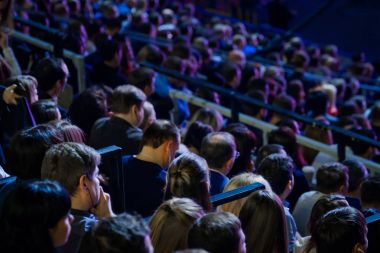 İnsanlar iş konferans Kongre salonunda katılmak