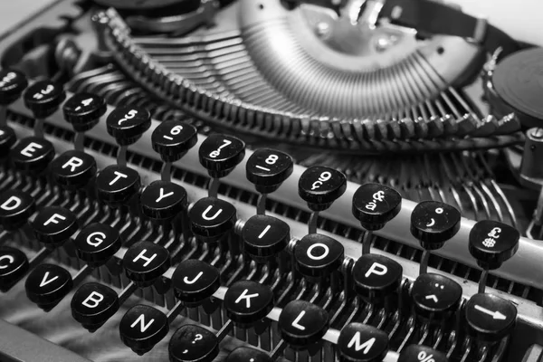 Teclado de máquina de escrever macro preto e branco — Fotografia de Stock