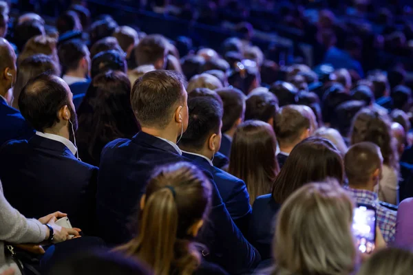 Le persone partecipano alla conferenza di business nella sala congressi — Foto Stock