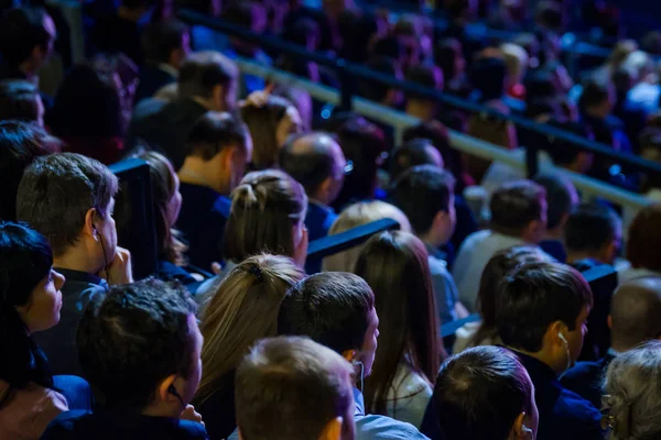 Mensen wonen zakelijke bijeenkomst in zaal van het hotelcongres — Stockfoto