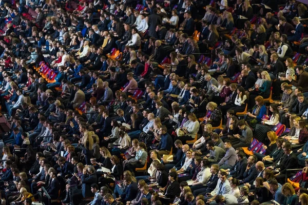 Menschen besuchen Business-Konferenz in Kongresshalle — Stockfoto