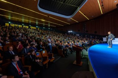İnsanlar Skolkovo Kampüsü'ndeki Kripto alanı etkinliğine katılın
