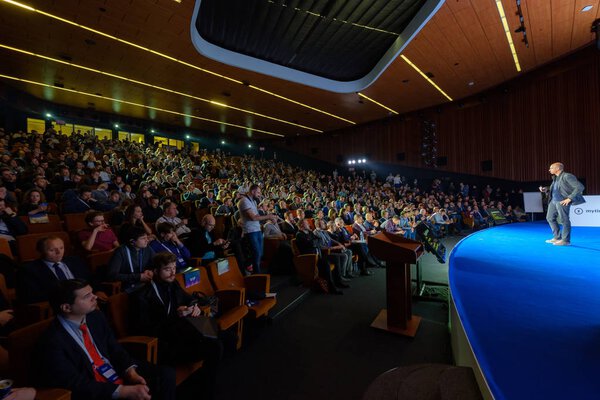 Люди посещают Crypto Space event в кампусе "Сколково"
